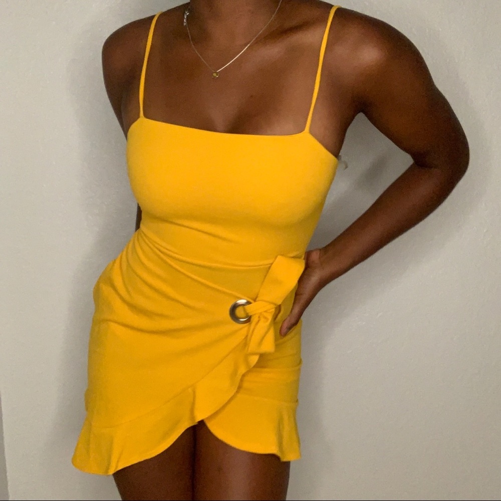 Yellow Fashion Nova wrap up dress 🟡